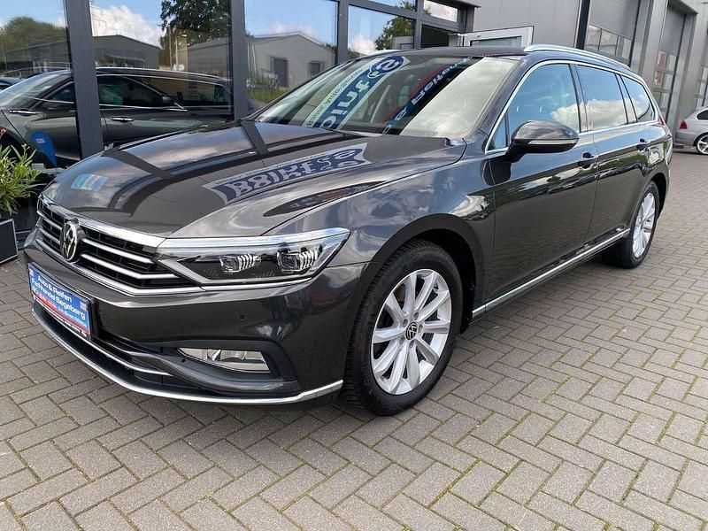 Mangangrau metallic Gebraucht 2021 VW Passat Elegance Kombi | 22.950 € (Fairer Preis) - Bild 1/4