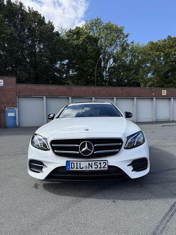 Weiß Gebraucht 2017 Mercedes E350 AMG line Limousine | 31.500 € (Guter Preis) - Bild 1/4