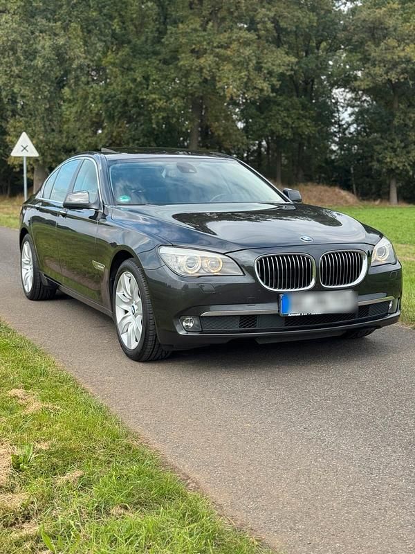 Grau Gebraucht 2011 BMW 730 Limousine | 15.499 € (Fairer Preis) - Bild 1/4