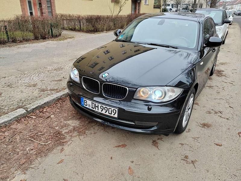 Schwarz Gebraucht 2011 BMW 118 Kleinwagen | 4.100 € (Superpreis) - Bild 1/4