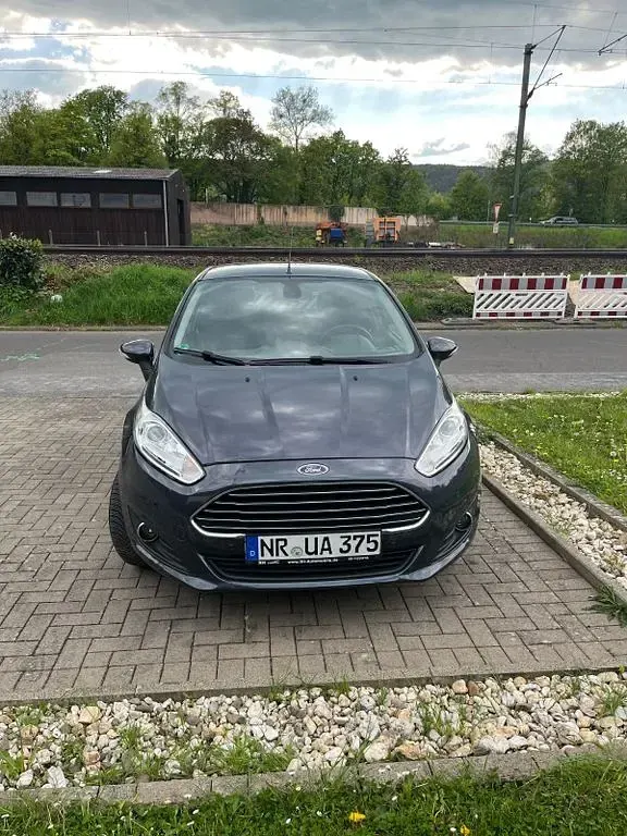Gebraucht Ford Fiesta Celebration 101 PS (74 kW) 2015 Grau Kleinwagen