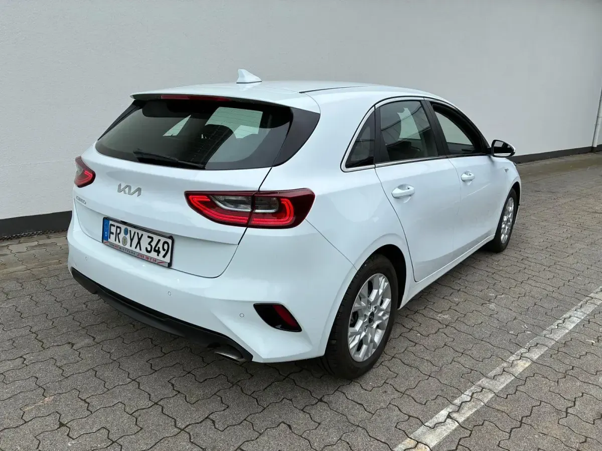 Gebraucht Kia Ceed Vision 99 PS (72 kW) 2024 Weiß Kleinwagen