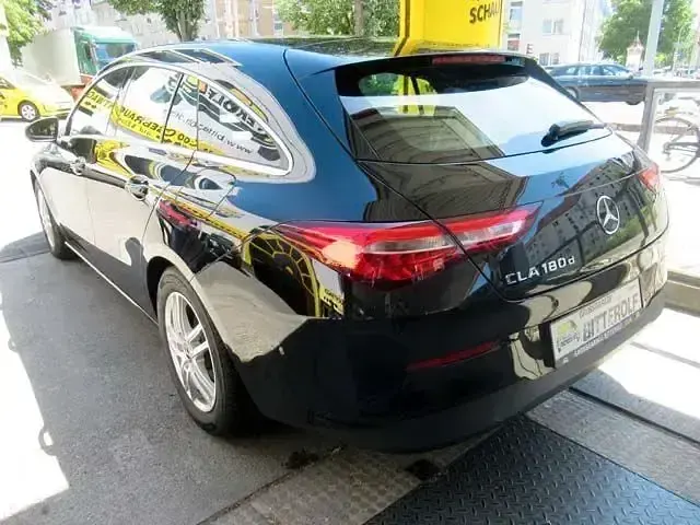 Gebraucht Mercedes CLA180 116 PS (85 kW) 2023 Schwarz Limousine