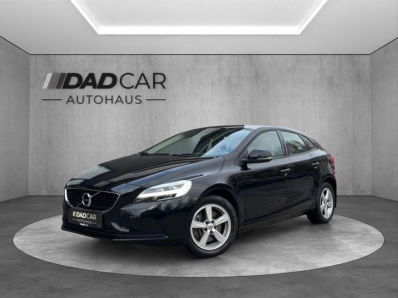 Schwarz Gebraucht 2019 Volvo V40 Momentum Limousine | 14.990 € (Fairer Preis) - Bild 1/4
