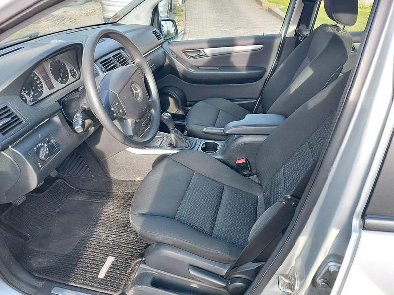 Gebraucht Mercedes B160 95 PS (69 kW) 2010 Silber Van / Kleinbus