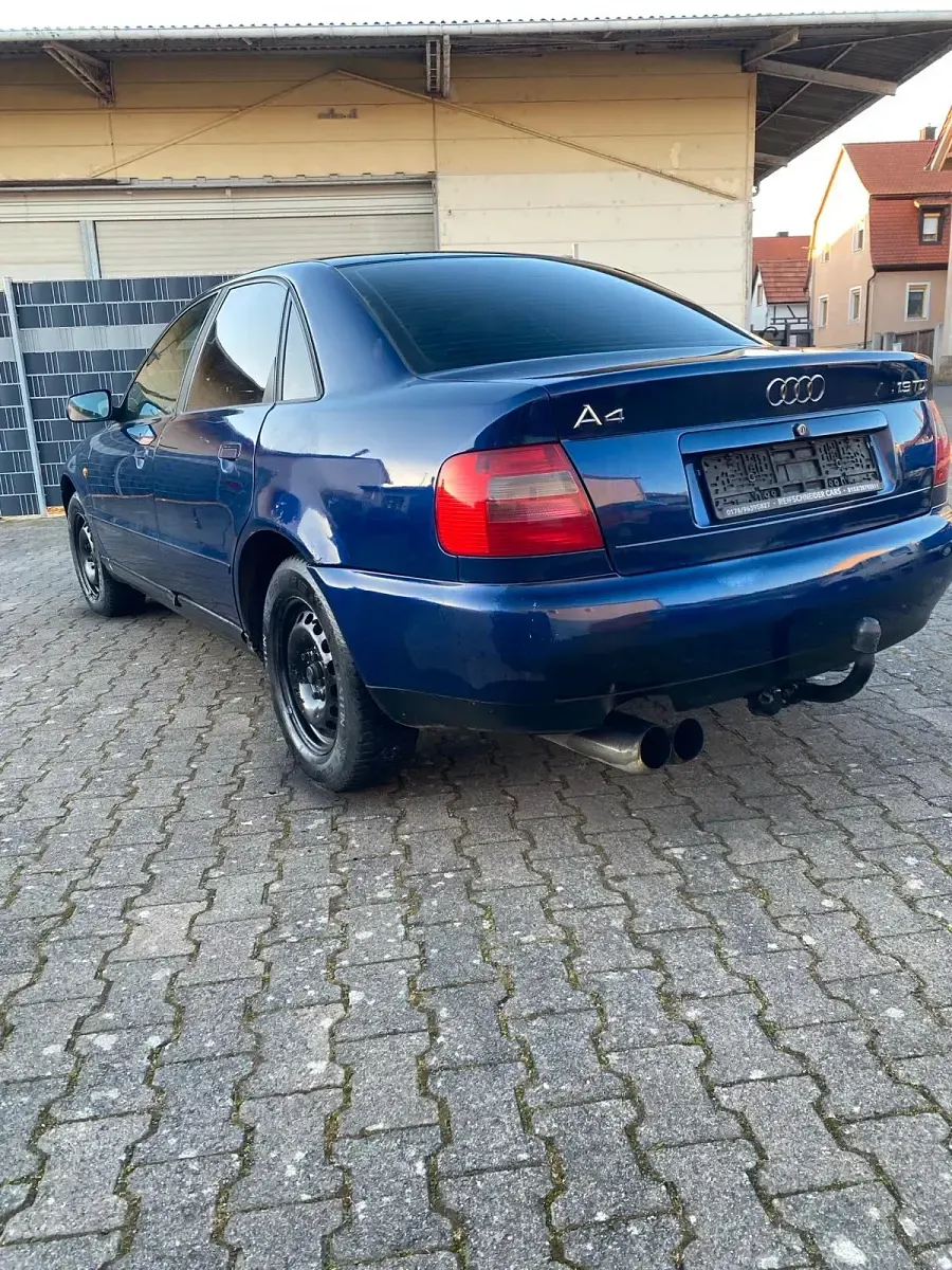 Używany Audi A4 90 KM (66 kW) 1998 Niebieski Sedan/Limuzyna