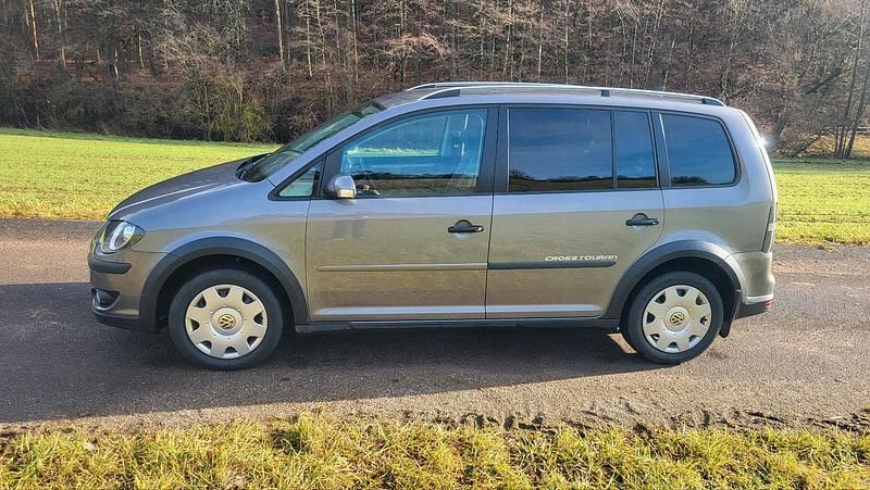 Grau Gebraucht 2008 VW Touran Cross Van / Kleinbus | 4.500 € (Guter Preis) - Bild 1/4