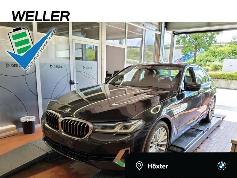 Saphirschwarz (schwarz) Gebraucht 2022 BMW 545e Comfort Edition Limousine | 43.990 € (Fairer Preis) - Bild 1/4