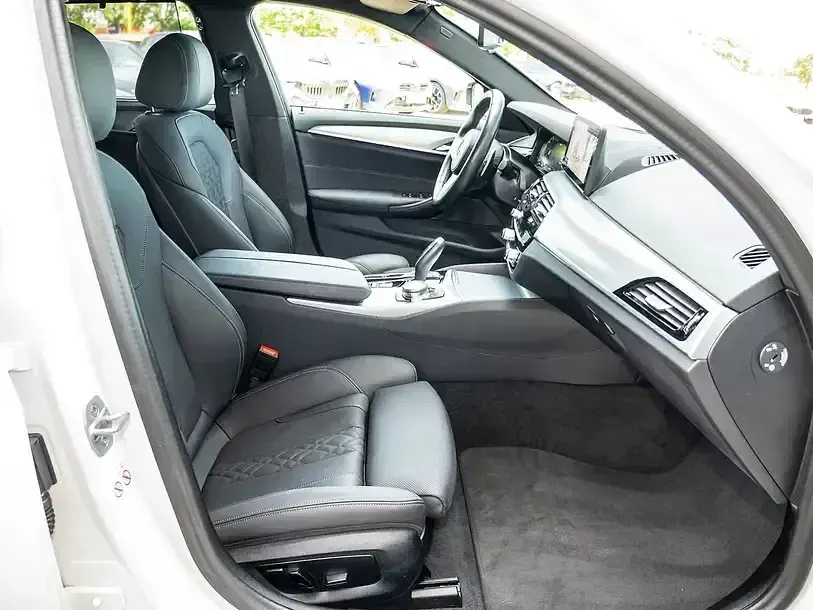 Gebraucht BMW 530 M Sport 286 PS (210 kW) 2023 Alpinweiss Kombi