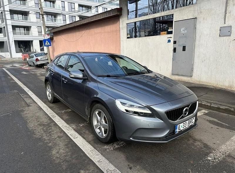Grau Gebraucht 2017 Volvo V40 Limousine | 12.500 € (Teuer) - Bild 1/4