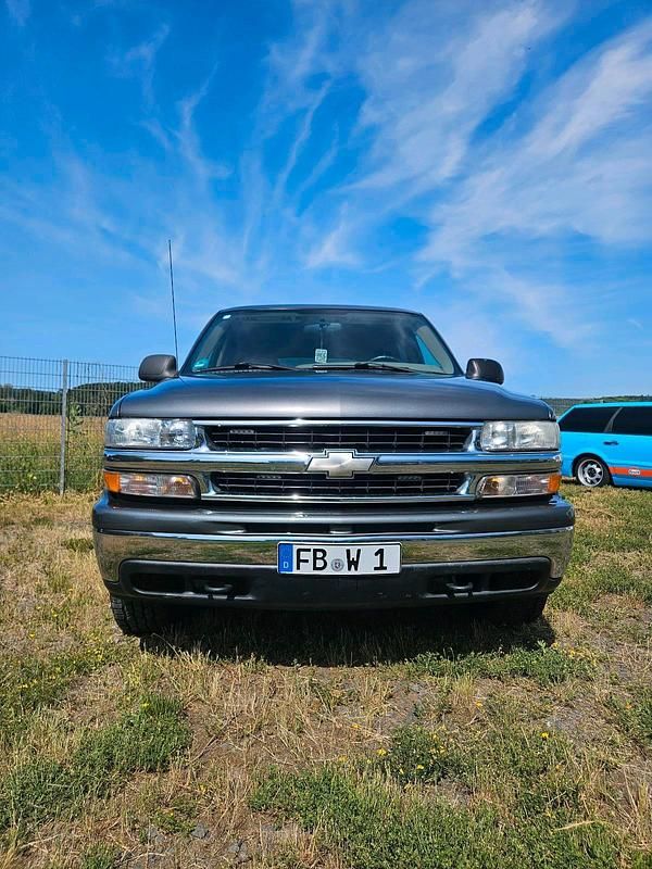 Grau Gebraucht 2001 Chevrolet Tahoe SUV | 13.300 € - Bild 1/4