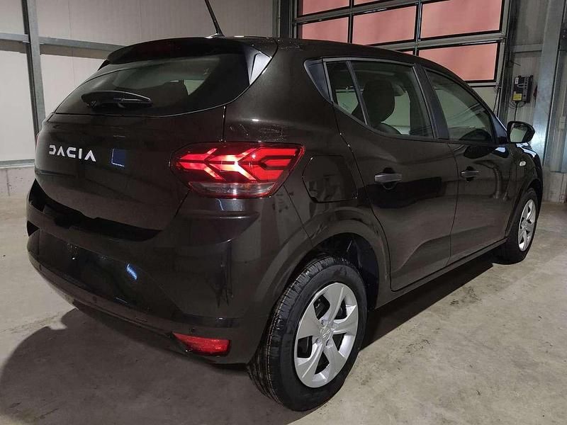 Neu Dacia Sandero Essentiel 91 PS (66 kW) 2025 Nacreschwarz metallic Limousine