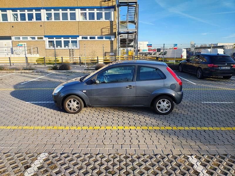 Gebraucht Ford Fiesta Ambiente 69 PS (50 kW) 2005 Blau Kleinwagen