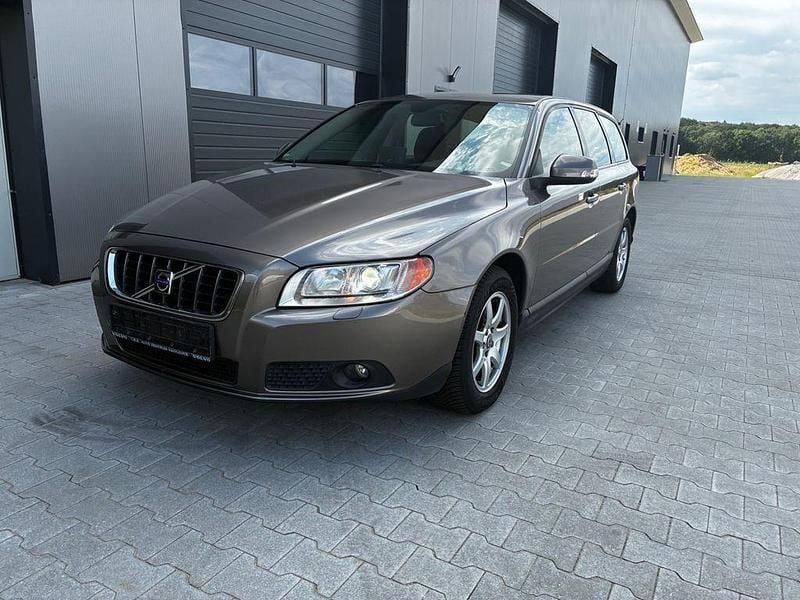 Grau Gebraucht 2008 Volvo V70 Kinetic Kombi | 6.480 € (Superpreis) - Bild 1/4