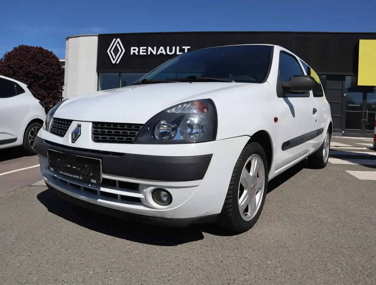 Używany Renault Clio II Expression 75 KM (55 kW) 2002 Biały Hatchback