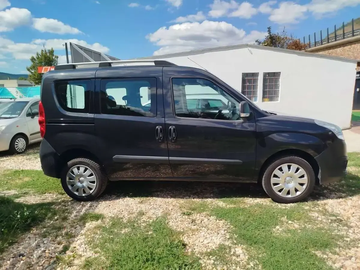 Używany Opel Combo Selection 95 KM (69 kW) 2018 Czarny Minivan