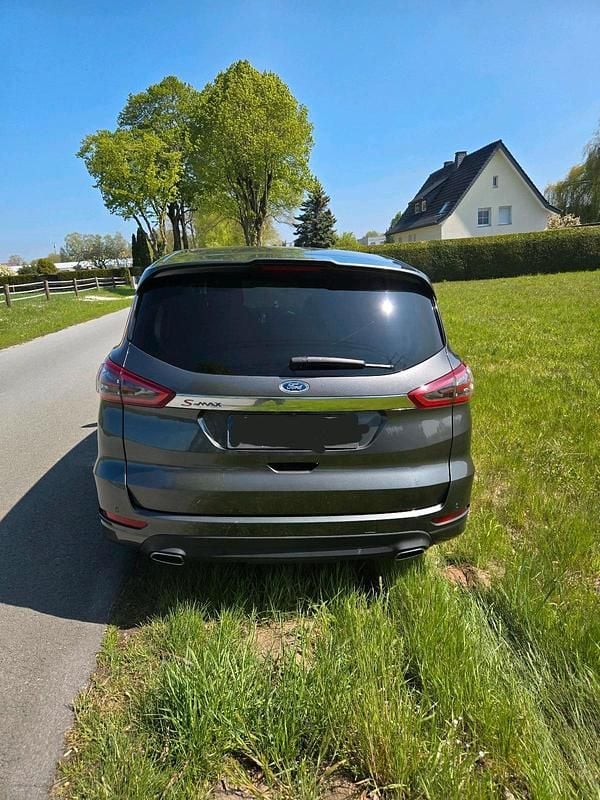 Gebraucht Ford S-MAX Titanium 179 PS (131 kW) 2018 Grau Van / Kleinbus