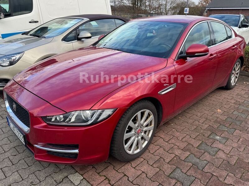Rot Gebraucht 2016 Jaguar XE Limousine | 11.450 € (Guter Preis) - Bild 1/4
