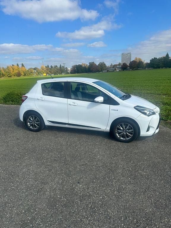 Weiß Gebraucht 2017 Toyota Yaris Hybrid Limousine | 12.899 € (Guter Preis) - Bild 1/4