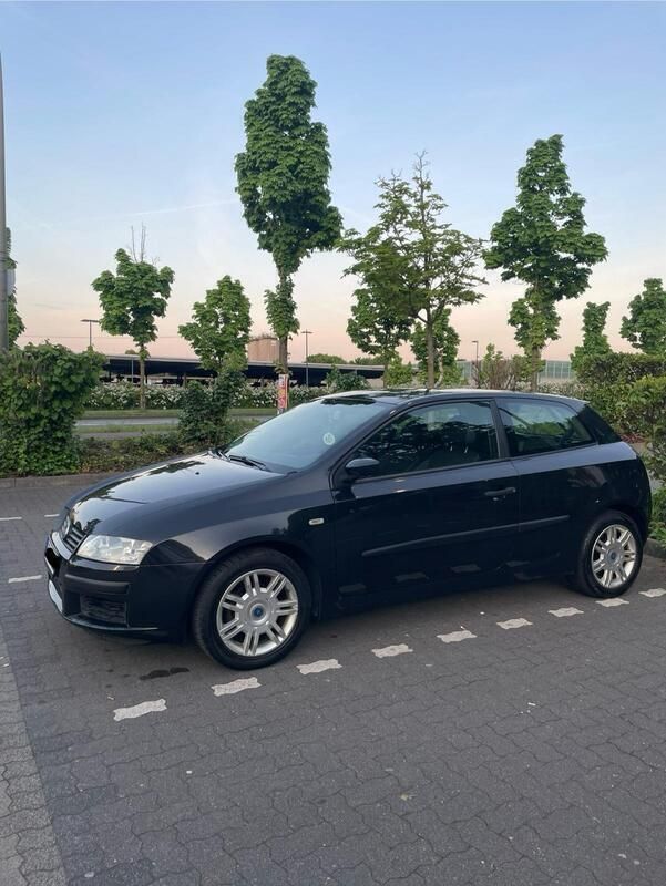 Schwarz Gebraucht 2005 Fiat Stilo Kleinwagen | 1.399 € (Fairer Preis) - Bild 1/4