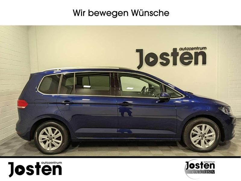 Gebraucht VW Touran Highline 150 PS (110 kW) 2023 Atlantik blue metallic Van / Kleinbus