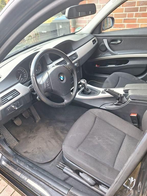 Gebraucht BMW 320 170 PS (125 kW) 2009 Schwarz Limousine
