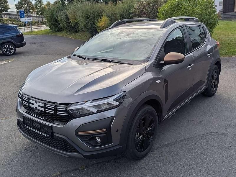 Dolomitgrau Neu 2025 Dacia Sandero Extreme Kleinwagen | 20.490 € (Fairer Preis) - Bild 1/4