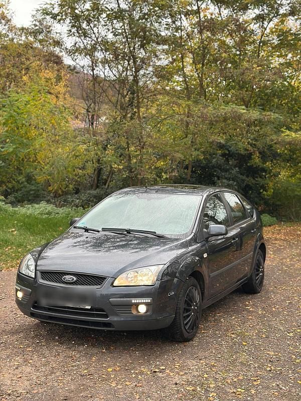 Grau Gebraucht 2006 Ford Focus Kleinwagen | 850 € (Superpreis) - Bild 1/4