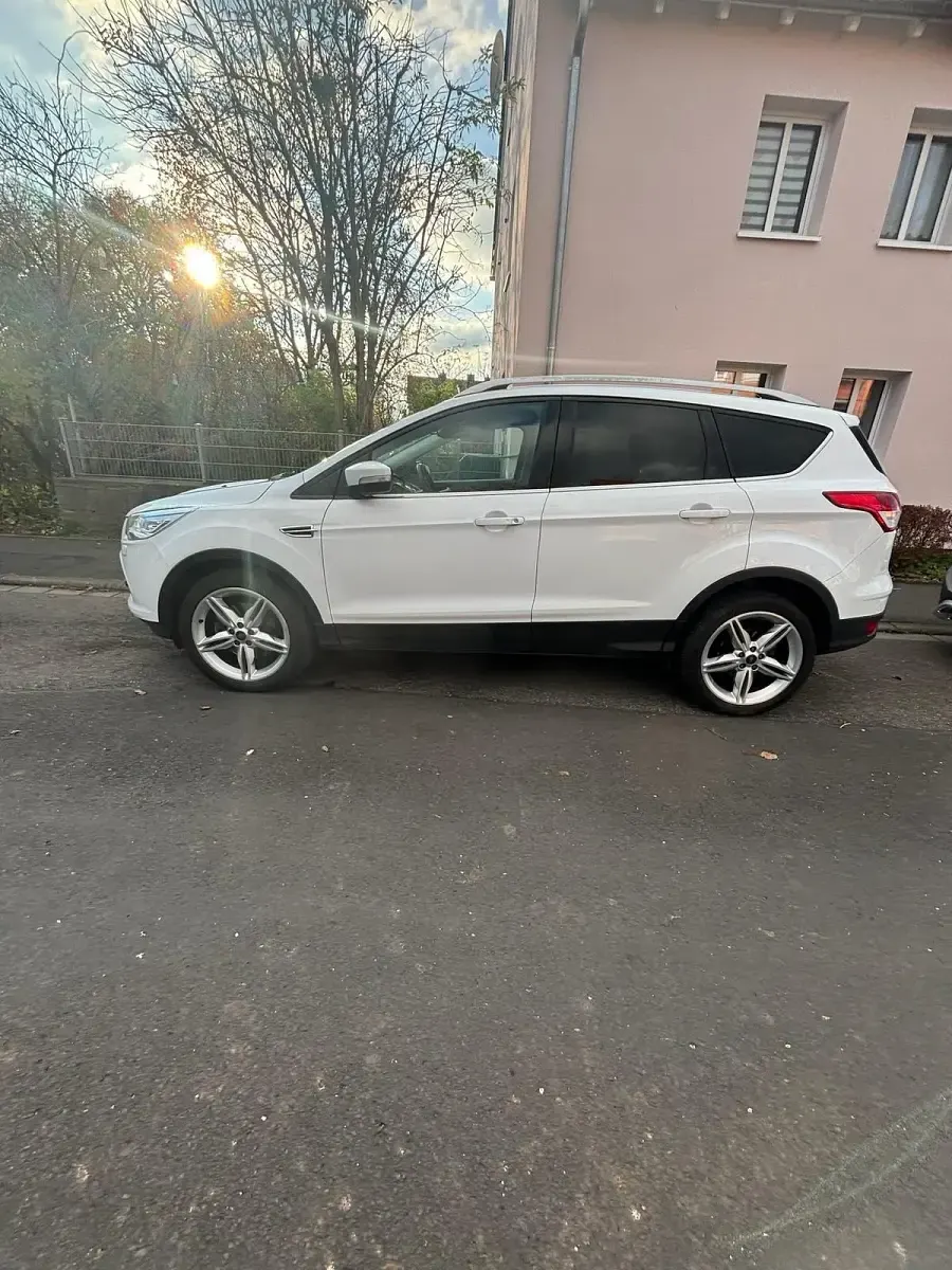 Gebraucht Ford Kuga 150 PS (110 kW) 2015 Weiß SUV