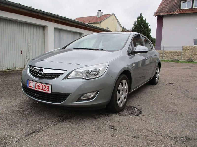 Gebraucht Opel Astra 116 PS (85 kW) 2012 Silbersee/perl silber (m2) Kleinwagen