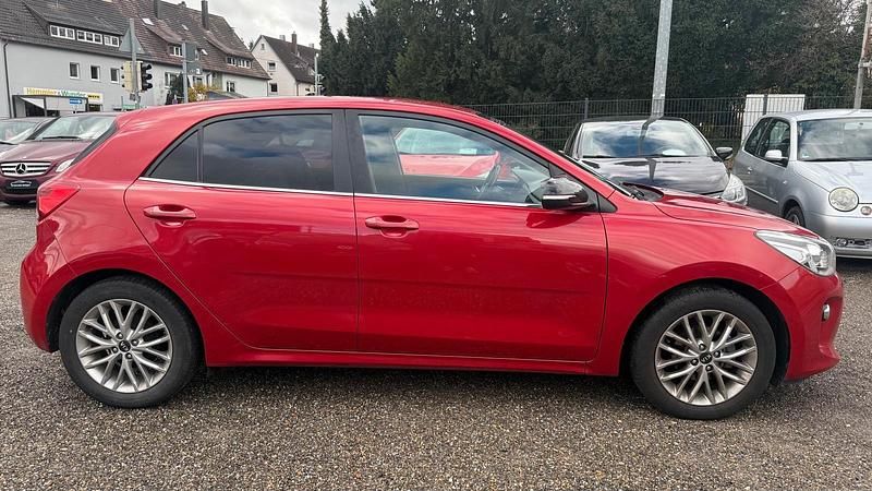 Gebraucht Kia Rio 99 PS (72 kW) 2018 Rot Limousine