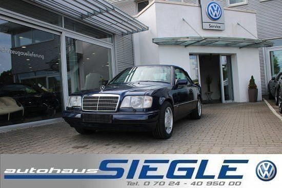 Blau (metallic) Gebraucht 1995 Mercedes E320 Sportline Cabrio | 22.940 € - Bild 1/4