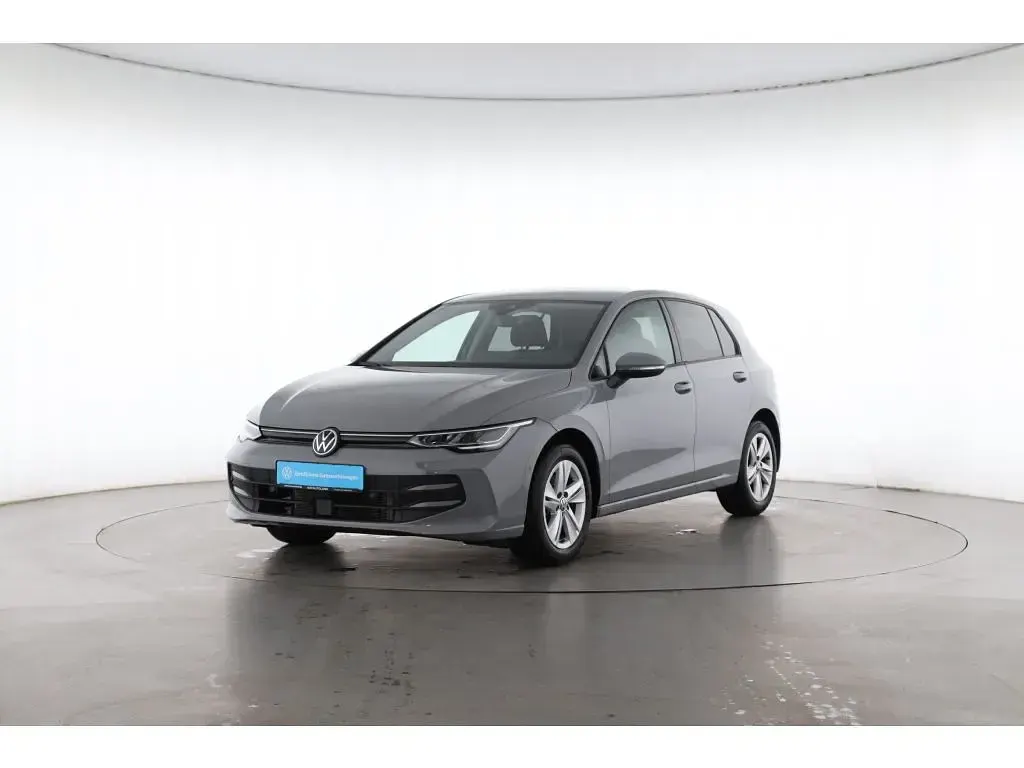 Gebraucht VW Golf VIII Life 150 PS (110 kW) 2025 Mondsteingrau Limousine