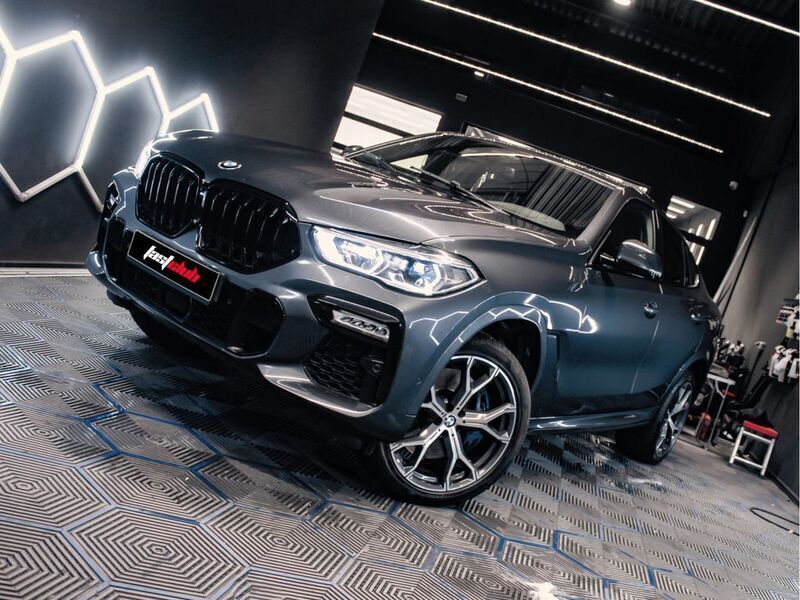 Grau Gebraucht 2021 BMW X6 M Sport SUV | 56.990 € - Bild 1/4