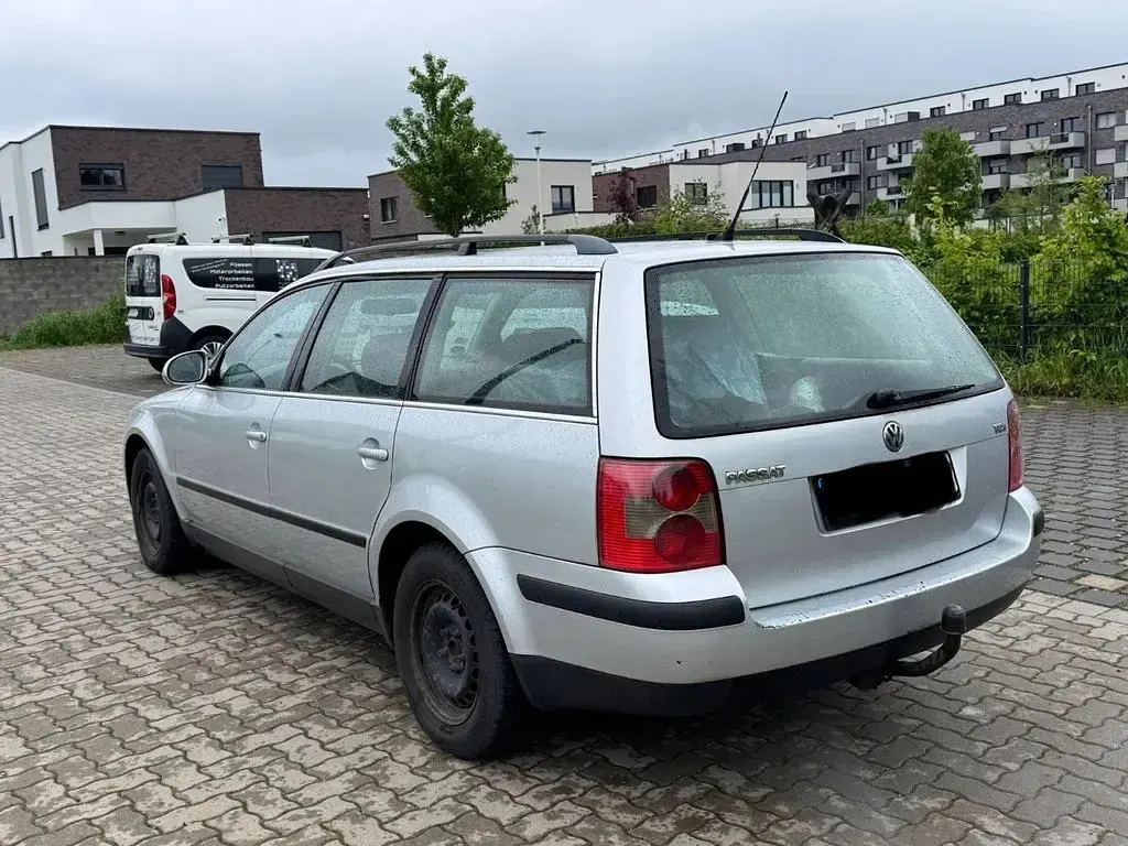 Second-hand VW Passat 101 CP (74 kW) 2004 Argintiu Berlinǎ