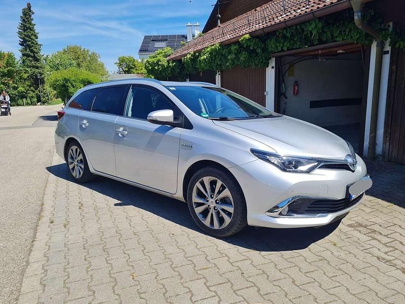 Silber Gebraucht 2015 Toyota Auris Hybrid Kombi | 16.790 € (Teuer) - Bild 1/4
