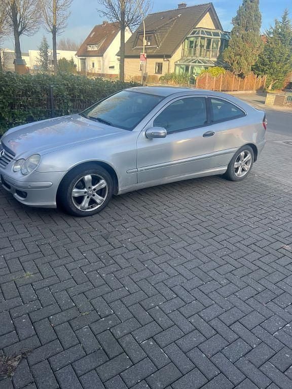Silber Gebraucht 2006 Mercedes C180 Coupé | 4.300 € (Fairer Preis) - Bild 1/4