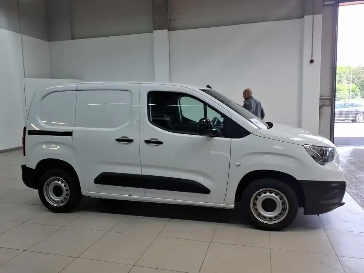 Gebraucht Opel Combo 102 PS (75 kW) 2024 Kaolin weiß Van / Kleinbus