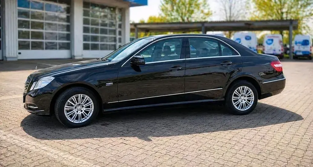 Gebraucht Mercedes E250 204 PS (150 kW) 2011 Schwarz Limousine