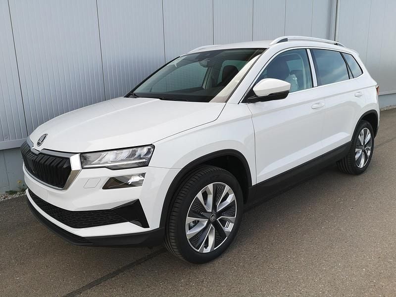 Nevadaweiß metallic Neu 2025 Skoda Karoq Selection SUV | 37.590 € (Fairer Preis) - Bild 1/4