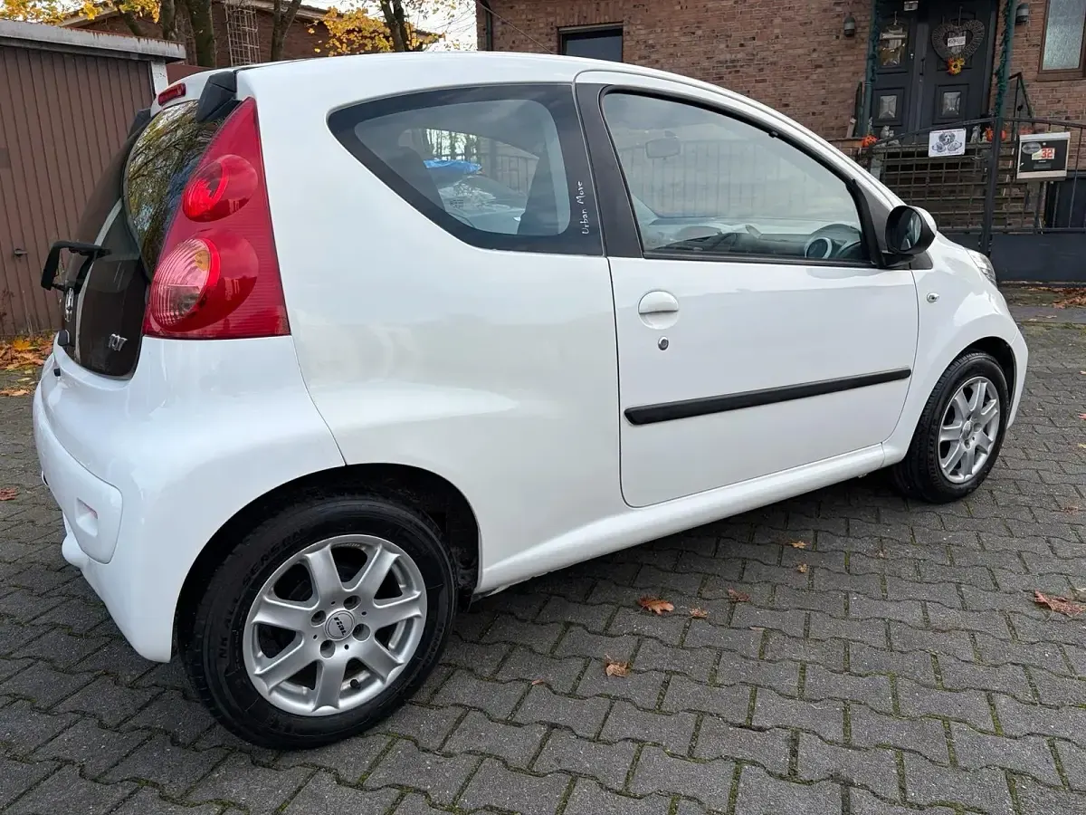 Gebraucht Peugeot 107 68 PS (50 kW) 2011 Weiß Kleinwagen
