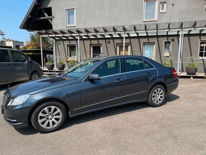 Grau Gebraucht 2012 Mercedes E200 Limousine | 14.500 € (Fairer Preis) - Bild 1/4