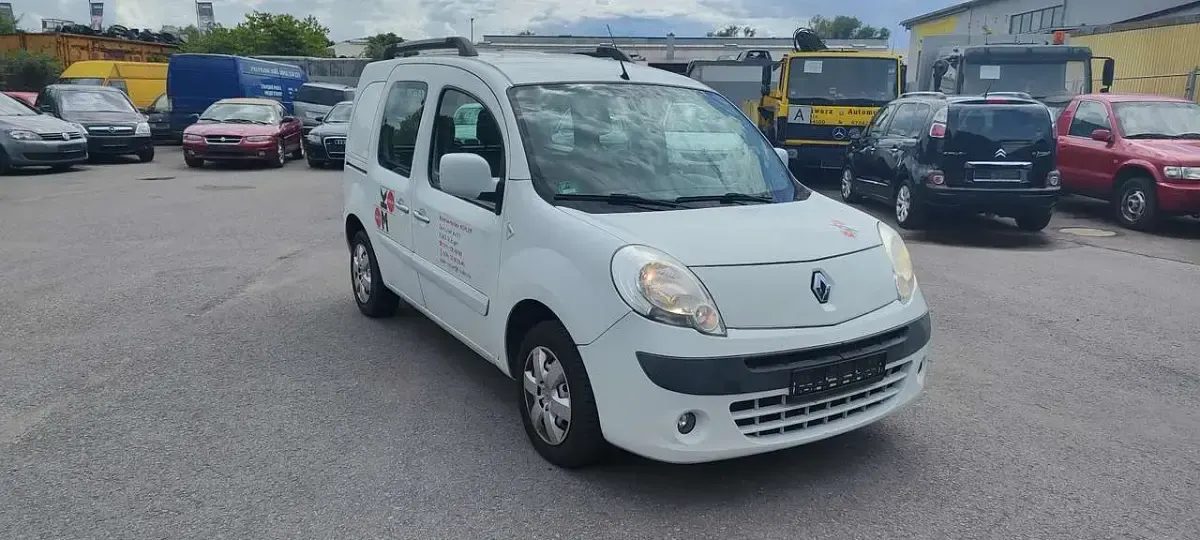 Gebraucht Renault Kangoo Happy Family 106 PS (77 kW) 2011 Gletscherweiss Van / Kleinbus