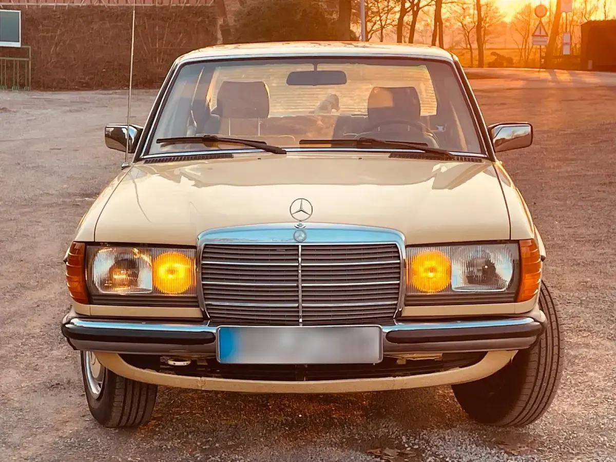 Gebraucht Mercedes 300 84 PS (61 kW) 1983 Gelb Limousine