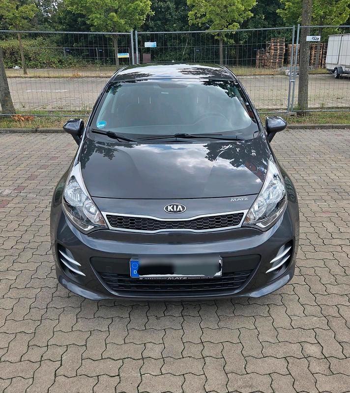 Grau Gebraucht 2016 Kia Rio FIFA World Cup Edition Kleinwagen | 8.390 € (Fairer Preis) - Bild 1/4