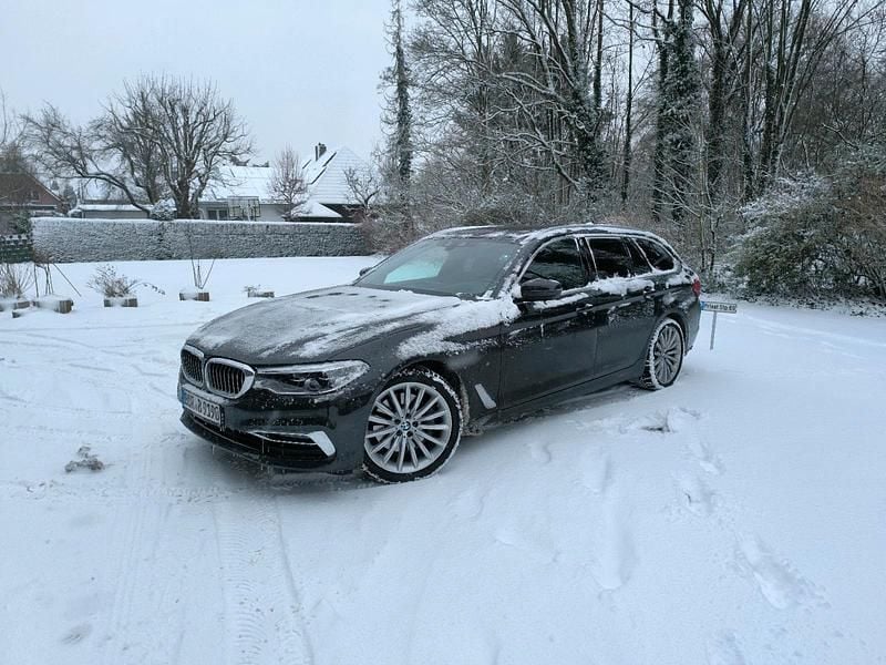 Schwarz Gebraucht 2018 BMW 530 Luxury Line Kombi | 25.999 € (Fairer Preis) - Bild 1/4