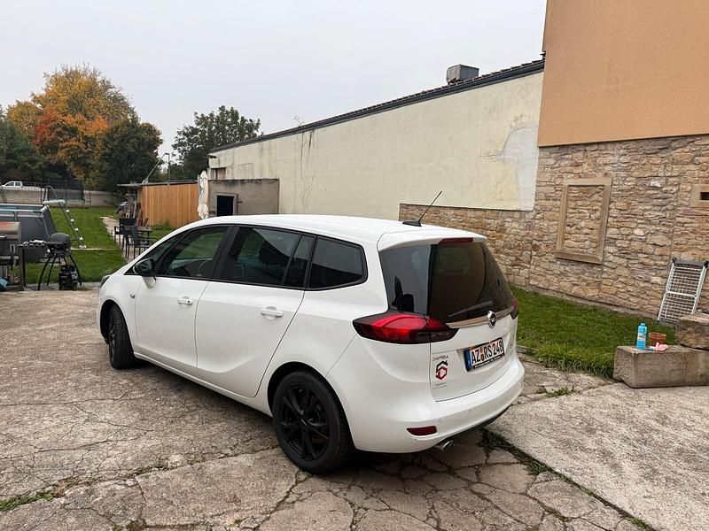 Weiß Gebraucht 2018 Opel Zafira Van / Kleinbus | 9.000 € (Superpreis) - Bild 1/4