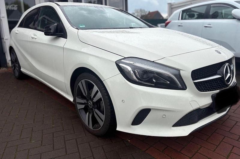 Weiß Gebraucht 2018 Mercedes A180 Night Limousine | 18.500 € (Superpreis) - Bild 1/4