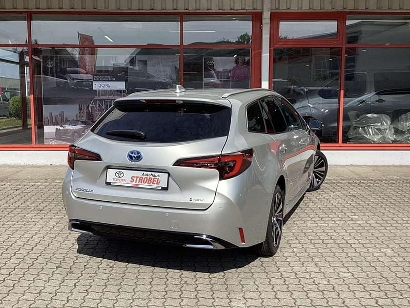 Neu Toyota Corolla 178 PS (130 kW) 2025 Cosmic silber metallic Kombi