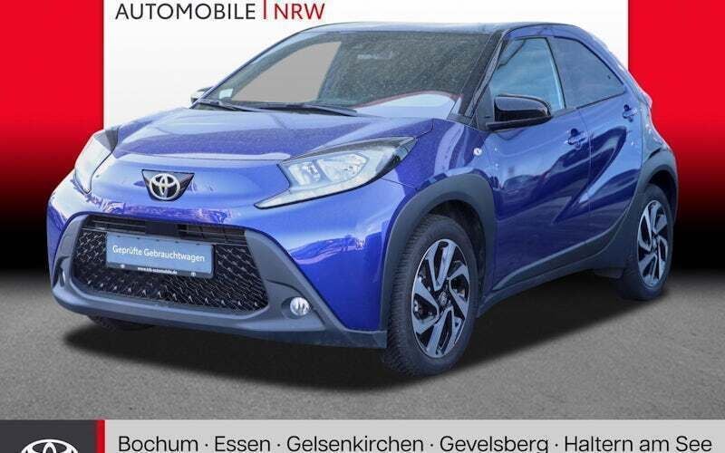 Juniper blue metallic/ night sky black Gebraucht 2023 Toyota Aygo Basis Kleinwagen | 15.449 € (Fairer Preis) - Bild 1/4